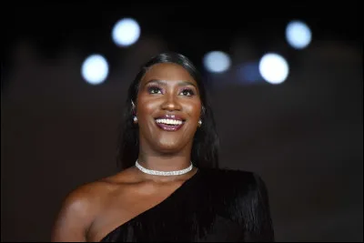 Complétez les paroles de cette chanson d'Aya Nakamura nommée "Djadja" : "Tu penses à moi, je pense à faire de l'argent / J'suis pas ta ..., j'te ferais pas la morale / Tu parles sur moi, y a R / Craches encore, y a R" ?