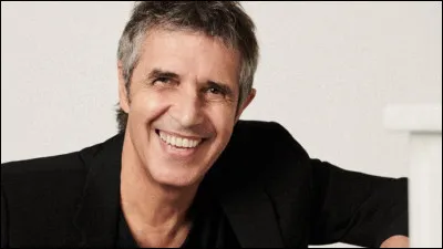 Complétez les paroles de cette chanson de Julien Clerc nommée "La Cavalerie" : "Quand s'éloigne la tourmente 
/ Quand retombe la poussière pesante / Et que sombre le pays / Dans le sommeil et ...".