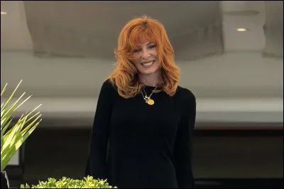 Complétez les paroles de cette chanson de Mylène Farmer nommée "Pourvu qu'elles soient douces" : "Tu t'entêtes à te foutre de tout / Mais pourvu qu'elles soient douces / D'un ... tu n'as que la lune en tête / De mes rondeurs tu es K.O.".