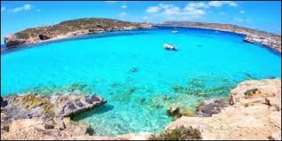 Le lagon bleu se trouve entre les îles de Comino et de Cominotto dans l'archipel :