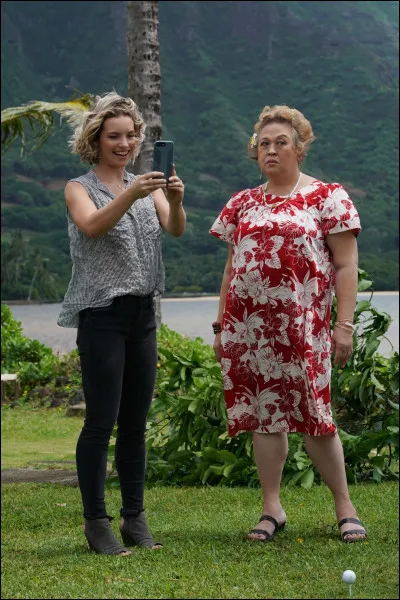 Comment s'appelle la femme avec la robe rouge et blanche ?
