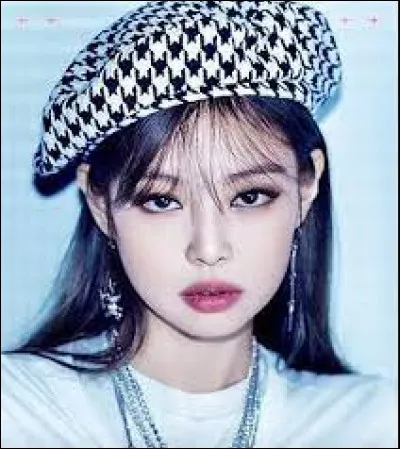 Pour quelle marque Jennie travaille-t-elle ?