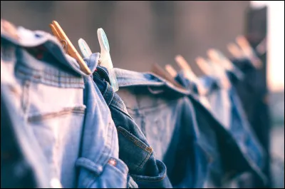 Qui chante "Sans chemise, sans pantalon" en 1975 ?