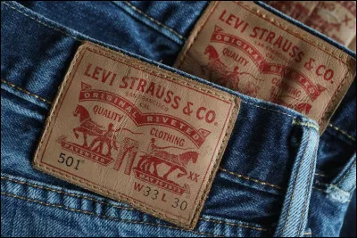 En quelle année la marque Levi's a-t-elle déposé son premier modèle de jeans ?