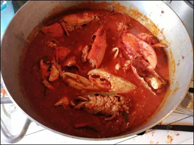 Quelle est cette recette de la gastronomie française à base de homard, de tomates, de farine, de vin blanc sec, de cognac, de concentré de tomate, d'ail et d'huile d'olive ?