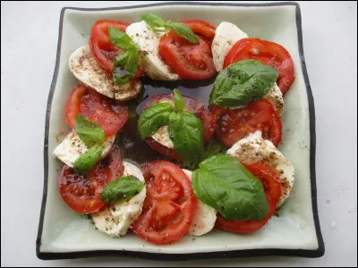 Quelle est cette salade, spécialité de l'île de Capri, composée de tomates, de mozzarella, de basilic et d'huile d'olive ?