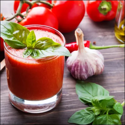 Quelle est cette soupe froide d'origine espagnole à base de tomates mixées allongée d'eau ou de glaçons et accompagnée de concombre, de poivron et d'huile d'olive ?