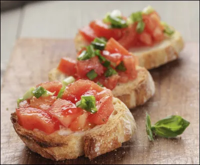 Quelle est cette préparation culinaire italienne à base de tomate, de pain, de basilic et d'huile d'olive ?