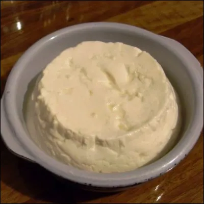 Quel fromage typique de la cuisine franc-comtoise fait &agrave; partir de lait &eacute;cr&eacute;m&eacute; caill&eacute; et d�eau est tr&egrave;s pauvre en mati&egrave;re grasse ?