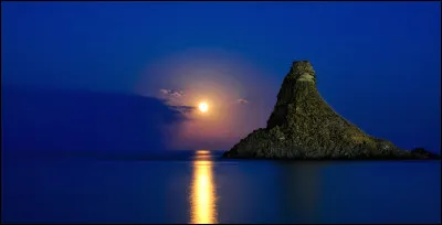 Quel est l'auteur du roman "La Possibilité d'une île" ?