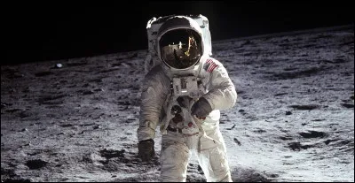 Sur cette image, vous pouvez voir le premier homme à avoir marché sur la Lune. Quel est son nom ?