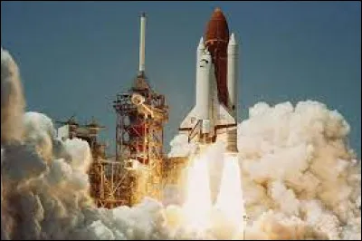 Quel nom portait la navette spatiale américaine qui a explosé en plein vol causant le décès de son équipage à bord en 1986 ?