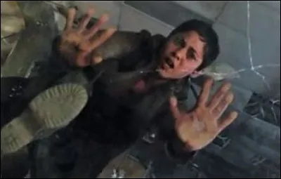 Partie scénarios : 

Tu es à la place de Brenda lorsque la vitre du bâtiment doit casser (SAUF qu'il n'y a pas le Fondu dessus aussi).
Thomas te tend le bras mais la vitre risque de casser si tu sautes pour l'attraper... (Et aucune prise n'est à ta portée) 
Que fais-tu ?