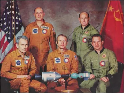En 1975, Alexeï____ dessine avec du papier et un crayon des vues de la Terre pendant la mission Apollo-Soyouz.