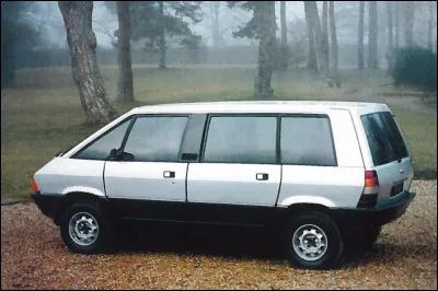 Espace désigne aussi une voiture. Quelle marque a commencé à la commercialiser en 1984 ?