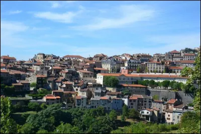 À Thiers, il y a un complexe de spectacle nommé "Espace". De quel département Thiers est-elle l'une des quatre sous-préfectures ?