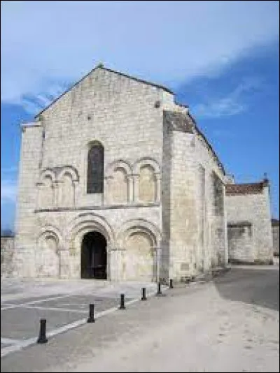 Nous sommes dans les Pays-de-la-Loire devant l'église de la Nativité-de-Notre-Dame, à Fontaines. Ancienne commune incluse dans le parc naturel régional du Marais Poitevin, elle se situe dans le département ...