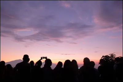 Qui a interprété le titre "Je suis un soir d'été" ?