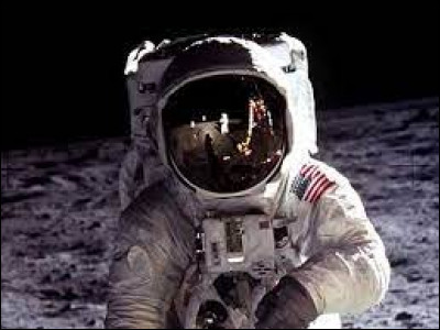 L'astronomie est le pilier de notre existence et l'humain l'a bien compris ! Le 20 juillet 1969, lors de la mission Apollo 11, un humain fait le premier pas de l'histoire sur la Lune. Qui est-il ?