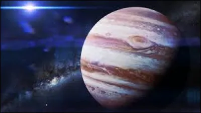 Jupiter est la plus grosse planète du Système solaire. Elle est principalement caractérisée par une énorme tâche rouge, avec un diamètre supérieur à celui de la Terre ! ll s'agit tout simplement d'une tempête. Depuis combien d'années cette tempête détruit-elle Jupiter ?