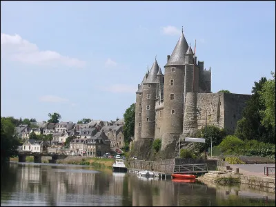 Où irez-vous pour voir le château de Josselin ?