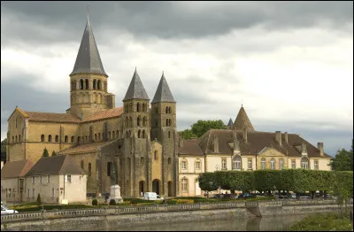 Dans quel département verrez-vous la petite ville de Paray-le-Monial et sa basilique ?