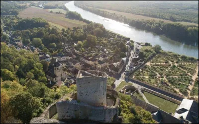 Où irez-vous pour voir le village de La Roche-Guyon dominé par son château ?