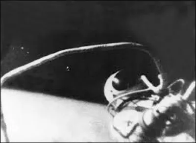 Qui est ce cosmonaute russe qui effectue en 1965 la première sortie extravéhiculaire dans l'espace ?