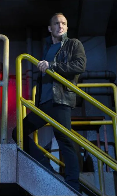 Quel acteur joue Phil Coulson ?