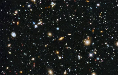 Que signifie "kosmos" en grec, qui a donné le mot "cosmonaute" couplé au mot "naute", qui signifie navigateur ?