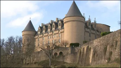 Il descend à la station « Barbès-Rochechouart » et une dame entre à son tour. Rochechouart est un autre quartier de Paris mais cest aussi une commune ; savez-vous dans quel département elle se situe ?