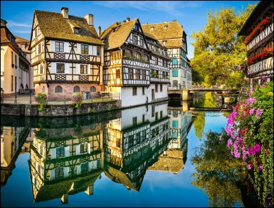 Le métro continue sa route puis la dépose à « Strasbourg-Saint-Denis ». Facile : dans quelle région se trouve la ville de Strasbourg ?