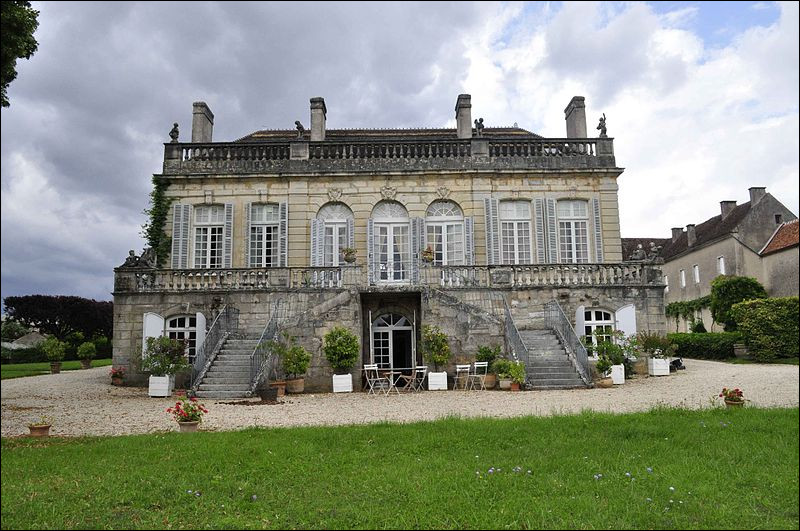 Ce petit village bourguignon, situé au nord-est de Dijon, à la limite de la Haute-Saône, c'est ...