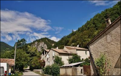 Ce tout petit village du département de la Drôme, situé dans les préalpes, c'est ...