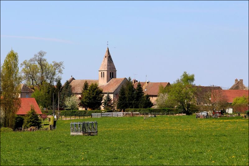 Ce village bourguignon, situé dans la plaine de la Saône, au sud de Chalon et traversé par un petit affluent de la Saône, c'est ...