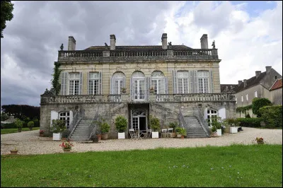 Ce petit village bourguignon, situé au nord-est de Dijon, à la limite de la Haute-Saône, c'est ...