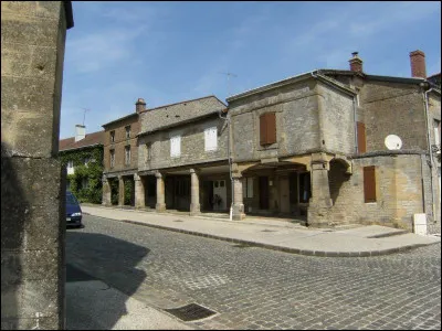 Ce village du département des Ardennes, situé au sud de Sedan, dans la vallée de la Meuse, c'est ...