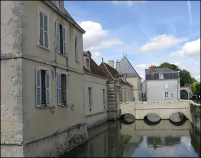 Ce village du sud du département de la Seine-et-Marne, à la limite du Loiret, c'est ...