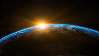 Par @PlumeBrillante : combien de temps met la lumière du Soleil pour parvenir jusqu'à la Terre ?