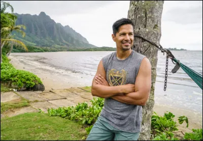 Comment s'appelle le célèbre écrivain accueillant Thomas Magnum dans sa maison ?