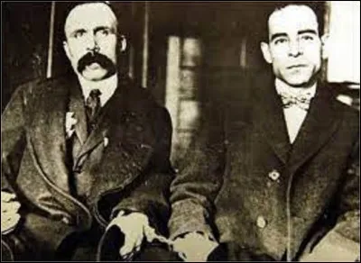 23 août 1927 : 
Les anarchistes d'origine italienne Nicola Sacco et Bartolomeo Vanzetti sont exécutés. Accusés de deux braquages, dont le second fait deux victimes, ils sont condamnés à mort, sans preuves tangibles. Malgré une énorme mobilisation internationale, rien ne fléchira, ni le juge, ni le président. Dans quelle ville ont eu lieu ces exécutions ?