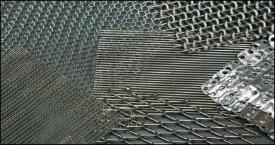 Si des morceaux de métal se touchent dans l'espace, pendant combien de temps resteront-ils collés ensemble ?