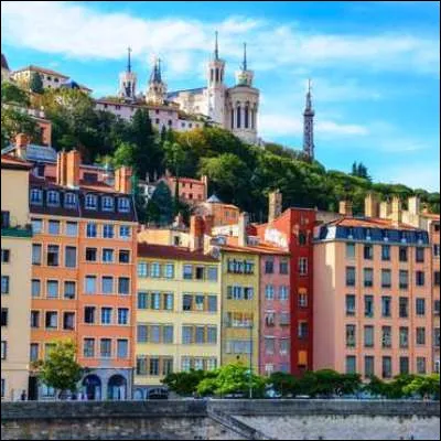 Quel homme politique fran&ccedil;ais, plusieurs fois pr&eacute;sident du Conseil des ministres, a &eacute;t&eacute; maire de Lyon pendant plus de 45 ans ?