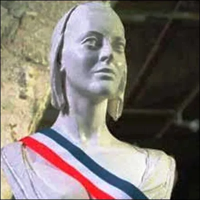 Quel mannequin, ancienne &eacute;g&eacute;rie de Chanel, s�est fait virer par la maison de mode quand elle a &eacute;t&eacute; choisie pour &ecirc;tre le mod&egrave;le de Marianne ?