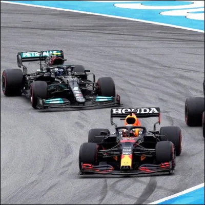 Quel pilote automobile est le plus jeune pilote &agrave; avoir remport&eacute; quatre titres cons&eacute;cutifs de champion du monde de F1, entre 2010 et 2013 ?