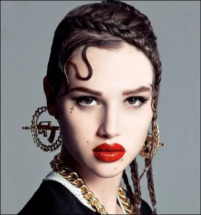 Quel est le nom de cette petite mèche de cheveux en forme de boucle collée sur la tempe ?