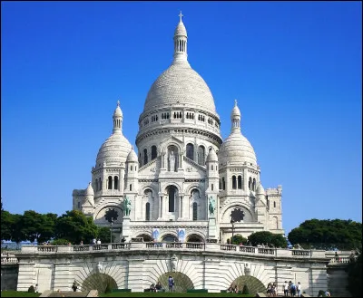 Dans quel quartier de Paris, la Basilique du Sacré-Coeur est-elle érigée ?