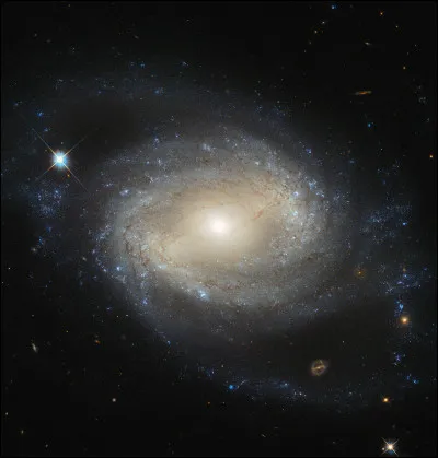 Par rapport à la vitesse de la lumière, la vitesse d'éloignement des galaxies entre elles est...