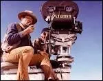 John Wayne fut principalement un acteur. Mais il ralisa, en 1960, un film dont le titre est :