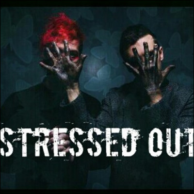 Dans le clip de "Stressed Out", Tyler et Josh se trouvent...